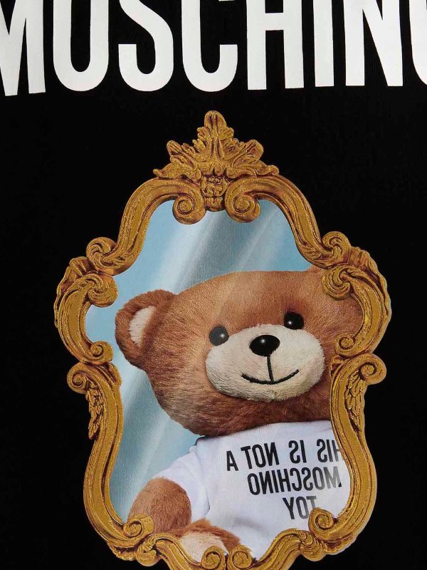 Áo nỉ Moschino với hình in gương Teddy trông rất độc đáo và ấn tượng. Vừa giữ ấm vừa làm nổi bật phong cách cá tính của bạn, sản phẩm của chúng tôi sẽ mang đến cho bạn một trải nghiệm thú vị và đầy cảm hứng.