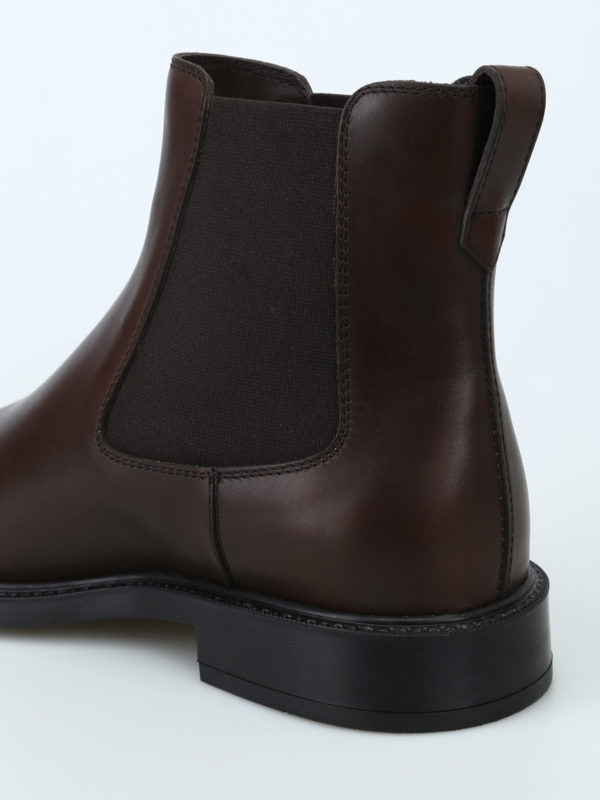 almond toe leather chelsea boots