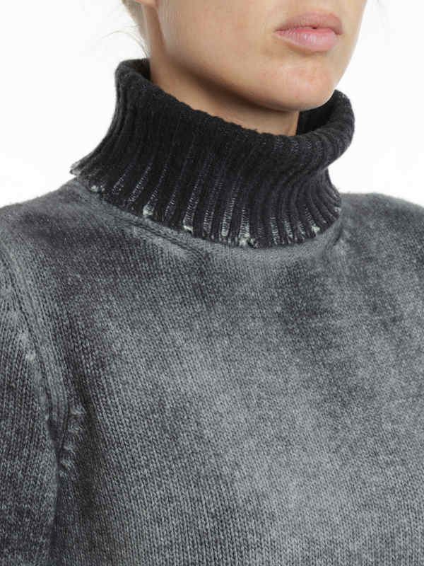 Turtleneck pullover Destroyed 