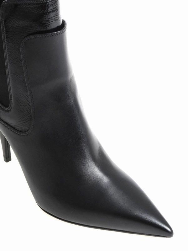 pointed boots leather