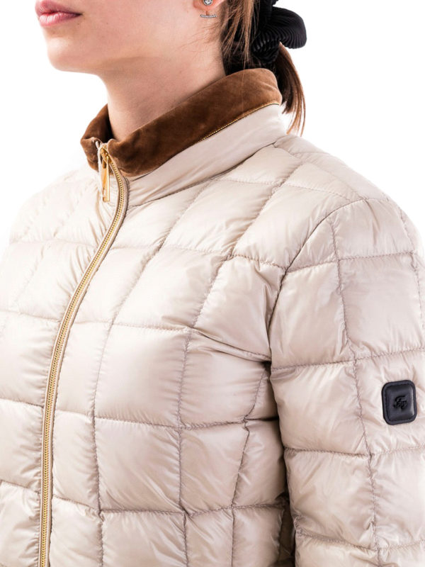 Light puffer jacked with velvet piping 