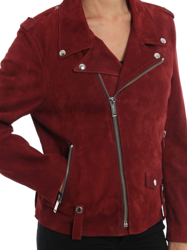 black nails with one red