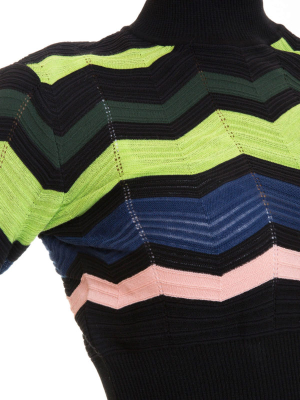 Chevron pattern crop turtleneck 