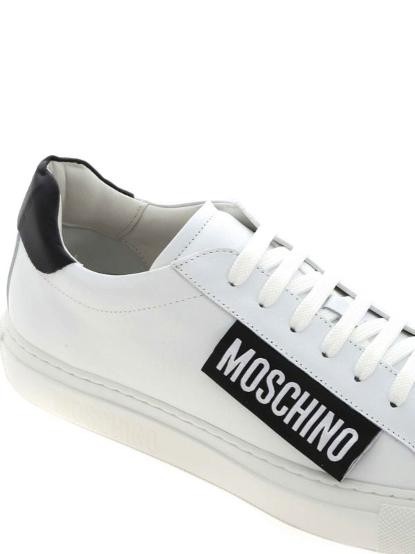 Moschino - Moschino Label sneakers in white - trainers - MB15042G1BGA110A
