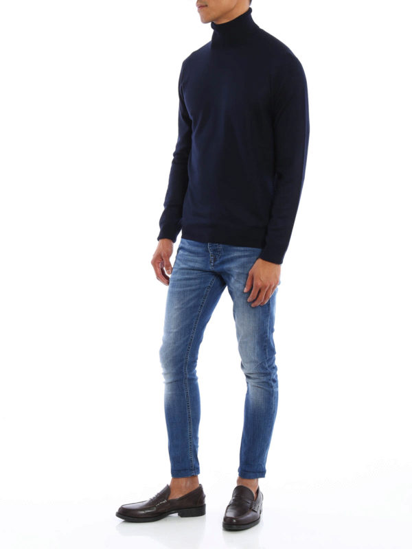 Soft wool turtle-neck pullover 