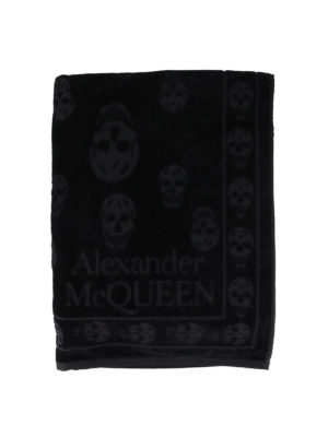 ALEXANDER MCQUEEN: accessori mare - Telo mare con motivo Skull in cotone nero