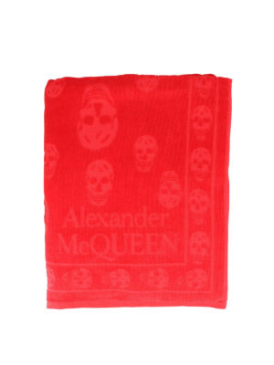 ALEXANDER MCQUEEN: accessori mare - Telo mare con motivo Skull in cotone rosso