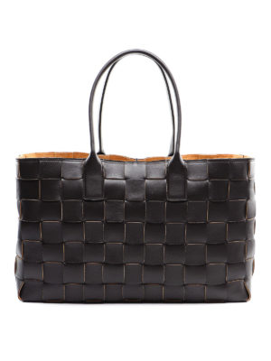 BOTTEGA VENETA: totes bags - Lambskin maxi weave medium tote
