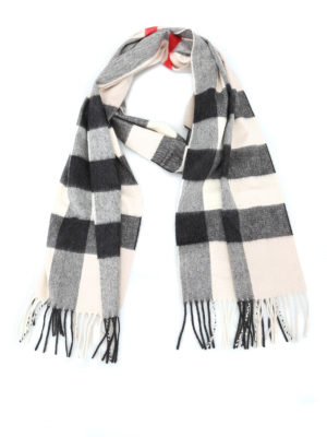BURBERRY: sciarpe e foulard - Sciarpa in cashmere a quadri bianchi e neri