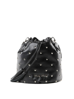 MIU MIU: Secchielli - Borsa a secchiello in pelle con borchie