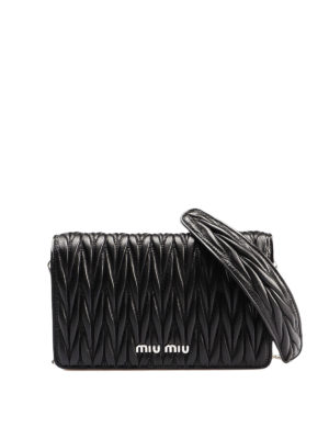 MIU MIU: pochette - Clutch nera matelassé con catenella