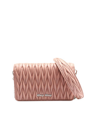 MIU MIU: pochette - Clutch rosa matelassé con catenella