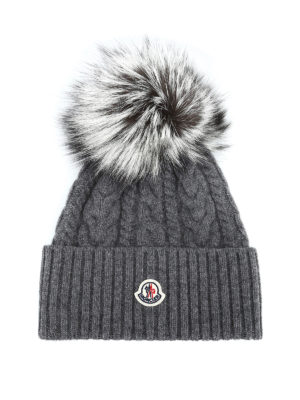 MONCLER: berretti - Berretto grigio a trecce con pelliccia