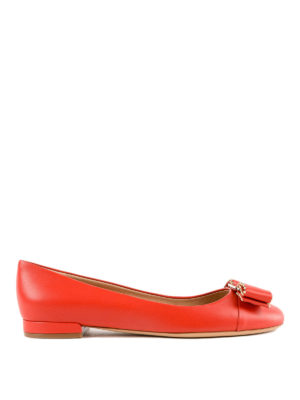 SALVATORE FERRAGAMO: ballerine - Ballerine Varina in pelle rossa con fiocco