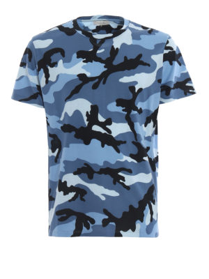 VALENTINO: t-shirt - T-shirt in cotone stampa camouflage celeste