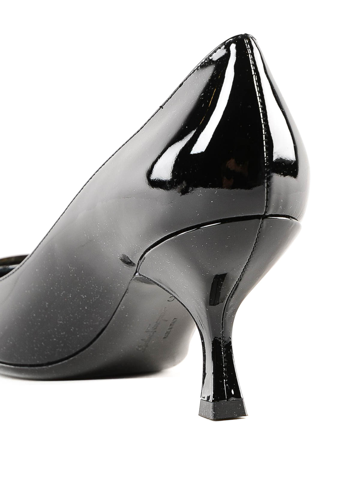 Court shoes Salvatore Ferragamo - Serina black patent pumps 