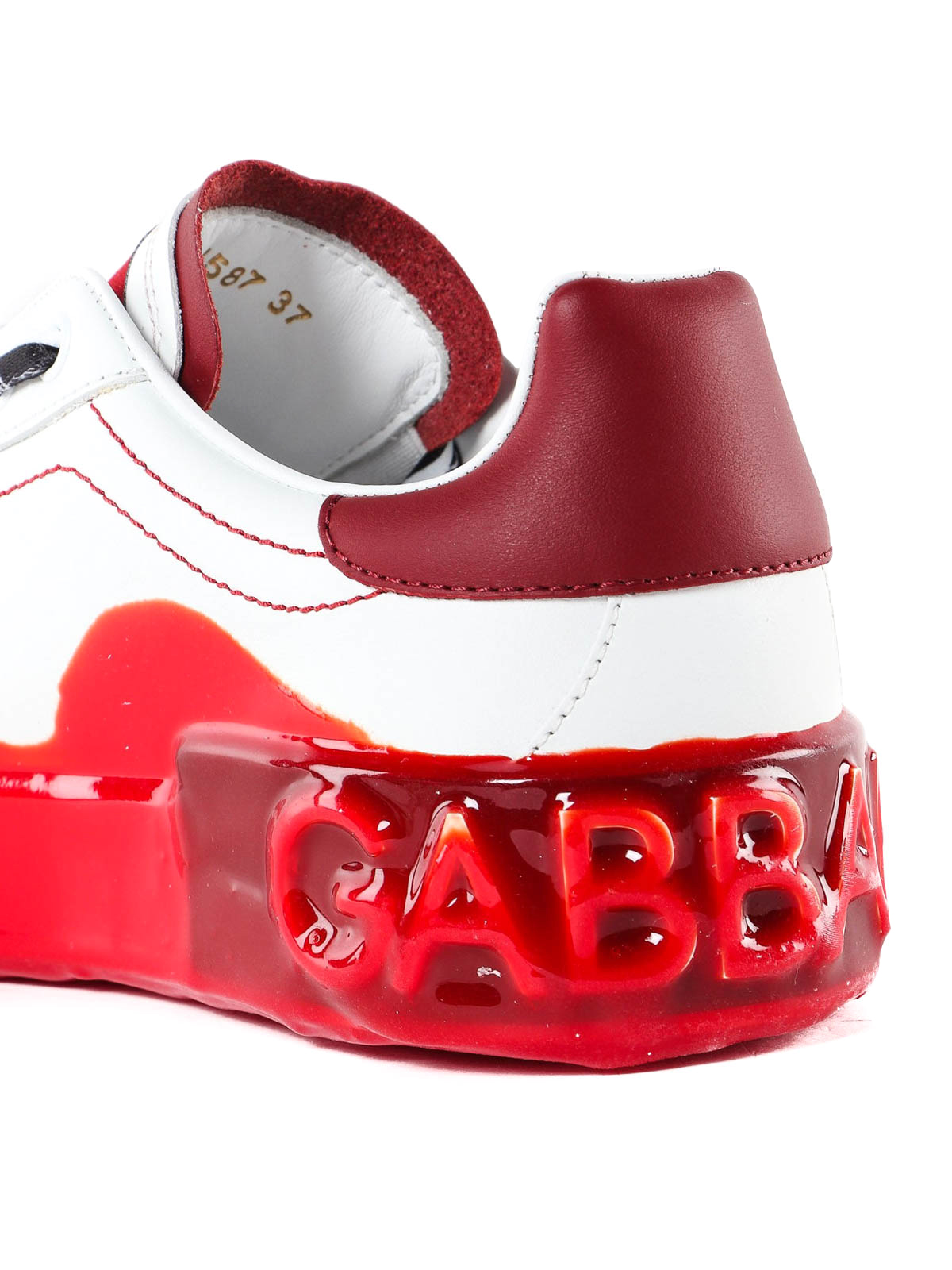 scarpe rosse e bianche