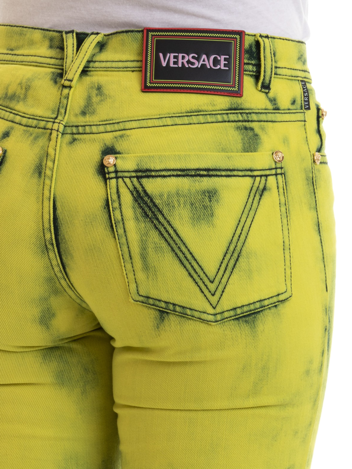 Jeans dritti, a sigaretta Versace - Jeans con lavaggio giallo fluo -  A82938A229969A8018