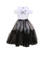 Abito con t-shirt bianca e gonna nera