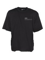 T-shirt nera con taschino e logo