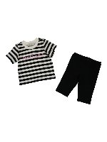 Completo con T-shirt e shorts