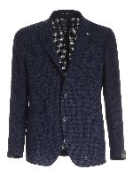 Giacca sui toni del blu con spilla logo