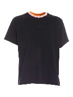 T-shirt nera con scollo arancione