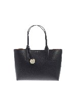 Shopper nera con charm logo