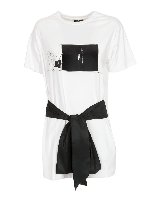 T-shirt lunga bianca con fiocco