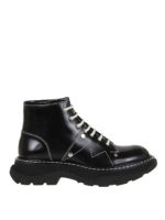 Anfibi in pelle lucida con borchie