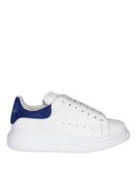 Sneaker con suola oversize e tallone blu