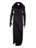 Abito nero con braccia e mani coperte