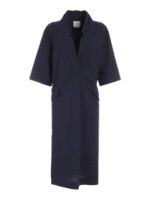 Abito blu con profondo scollo a V