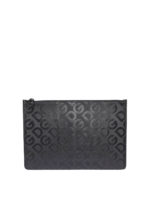 Clutch in pelle con logo goffrato