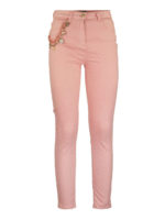 Jeans con catena dorata e charms
