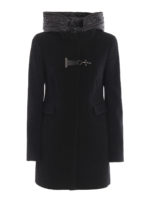 Cappotto nero con double front e cappuccio