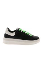 Sneakers nere con lacci fluo