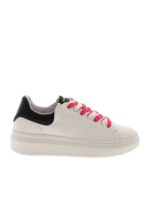 Sneakers bianche con lacci fluo