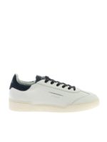 Sneakers bianche con dettagli blu