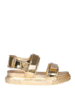 Sandali laminati con strappi