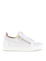 Sneaker in pelle con tallone in vernice