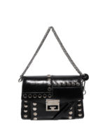 Borsa in pelle martellata con borchie