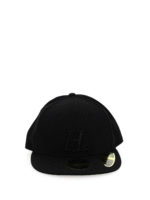 Cappellino con monogramma ricamato