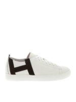 Sneakers bianche con logo in suede marrone