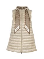 Piumino smanicato color sabbia con sciarpa