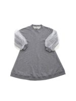 Abito grigio con tulle sulle maniche