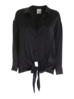 Camicia nera con fiocco sul fondo