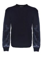 Pullover blu con ricami azzurri