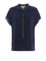 Blusa in seta blu con occhielli e catenina