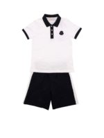 Completo polo e bermuda bianchi e blu